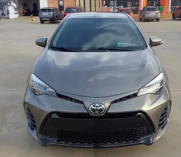 Toyota Corolla XLE (1.8L 4cyl 2A) 2018 Gray · Photo 1