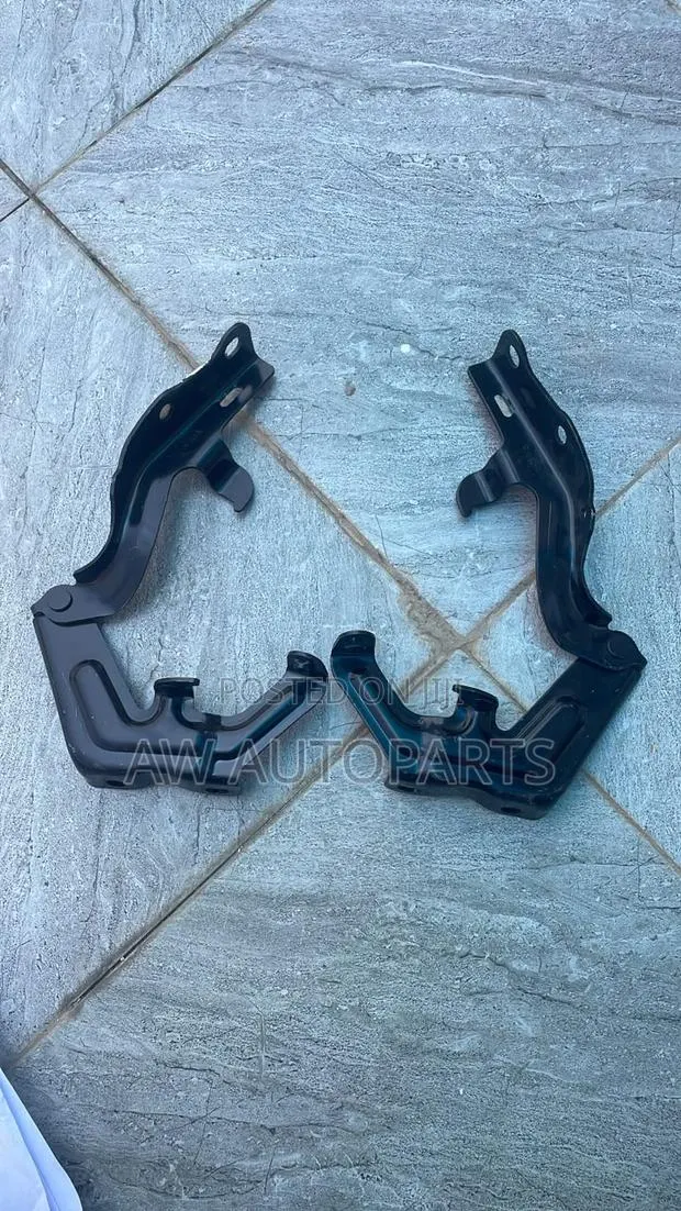Toyota Camry 15-17 Hood Hinge · Photo 1