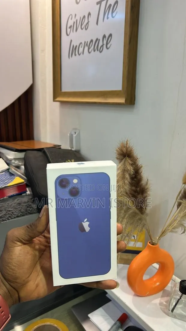 New Apple iPhone 13 128 GB Blue · Photo 1