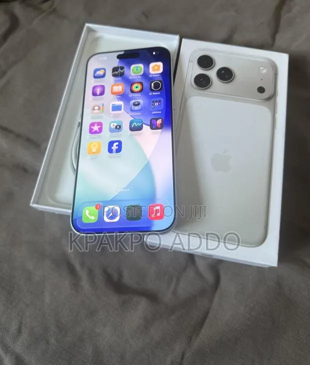 Apple iPhone 17 Pro Max 256 GB Silver · Photo 1