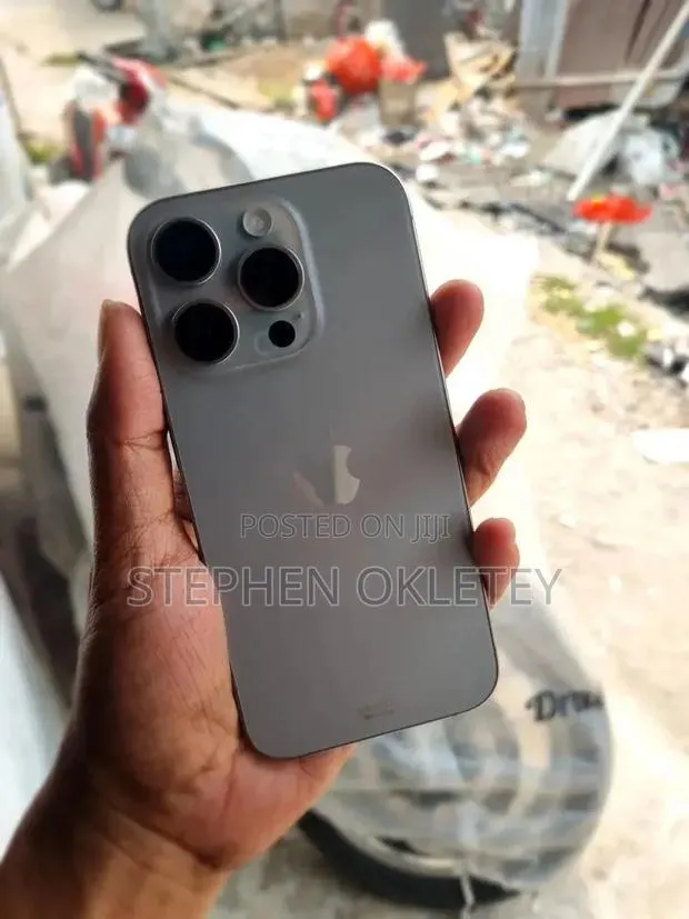 Apple iPhone 15 Pro Max 256 GB Silver · Photo 1