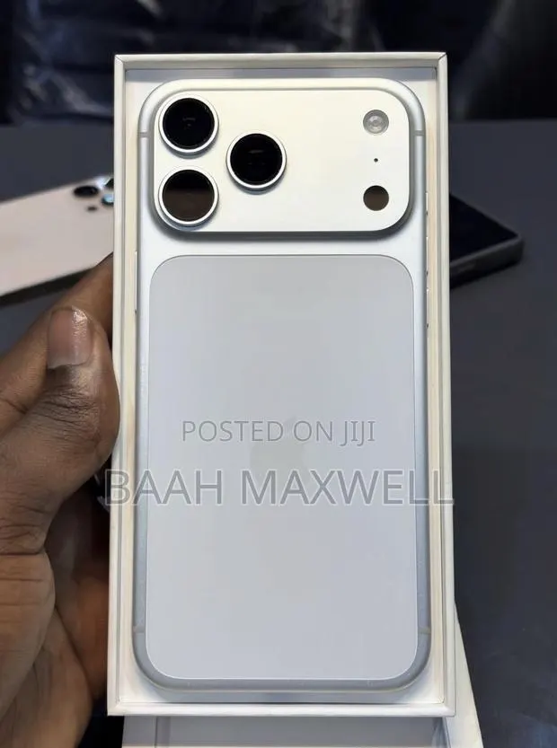 Apple iPhone 17 Pro Max 256 GB Silver · Photo 1