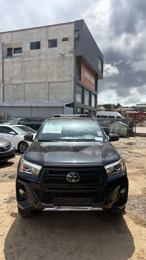 Toyota Hilux 2021 Black · Photo 1