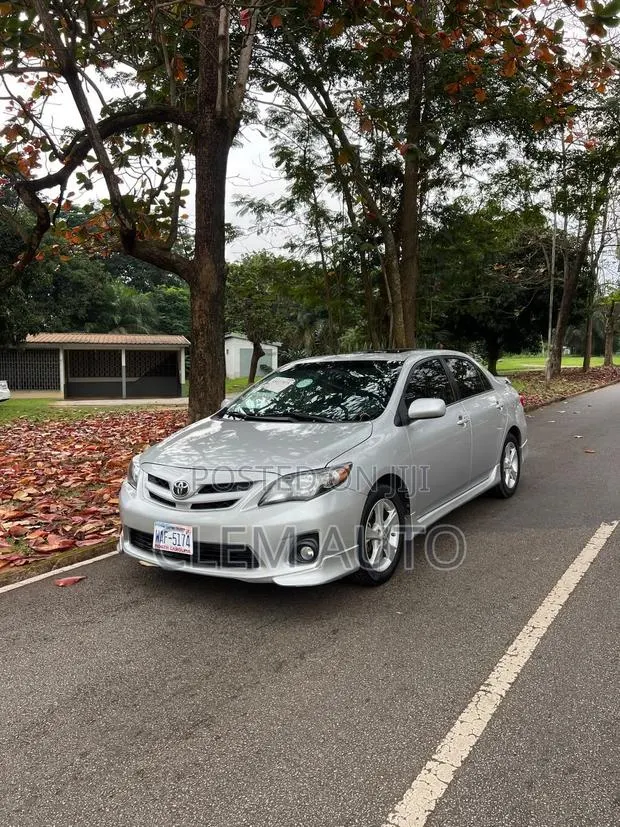 Toyota Corolla S 4dr Sedan (1.8L 4cyl 4A) 2013 Silver · Photo 1