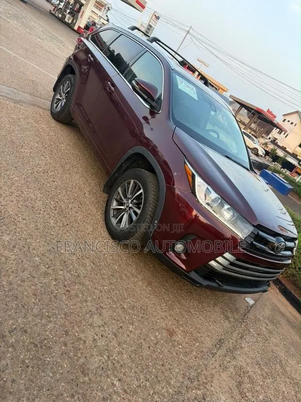 Toyota Highlander XLE 2019 Burgundy · Photo 1