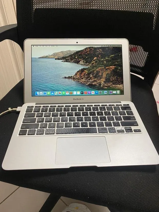 Laptop Apple MacBook Air 4GB Intel Core i5 SSD 128GB · Photo 1