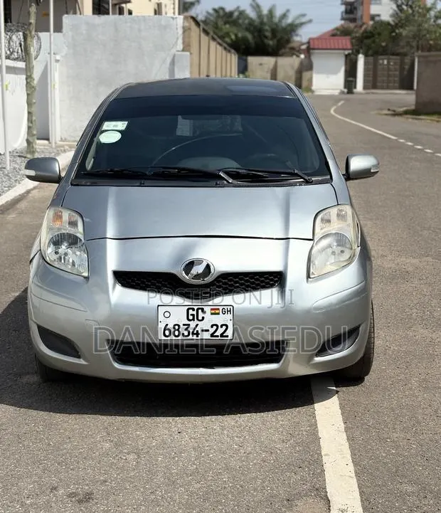 Toyota Vitz 1.3 AWD 3dr 2010 Gray · Photo 1