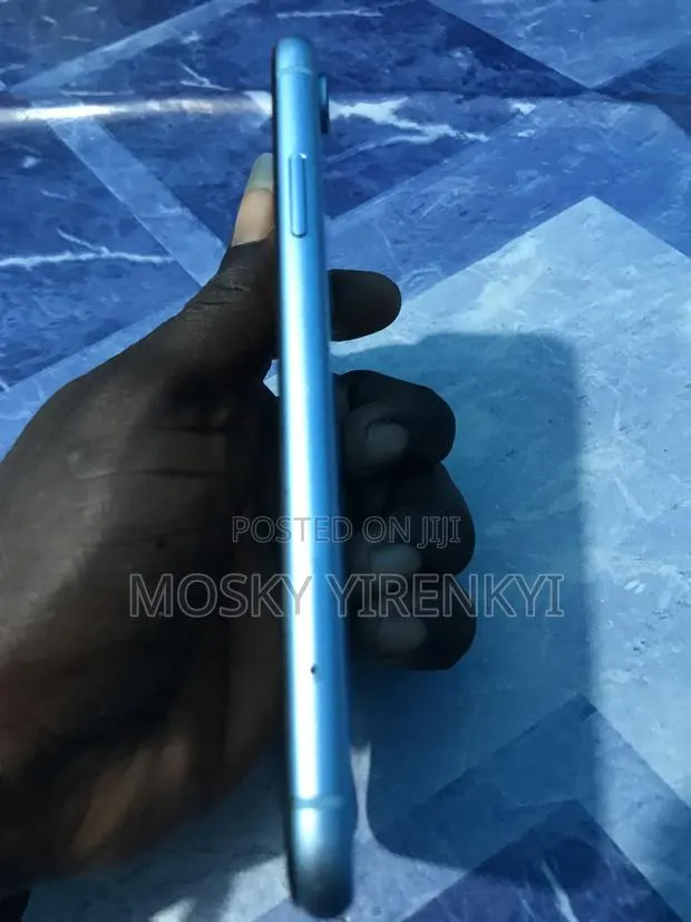 Apple iPhone XR 64 GB Blue · Photo 1