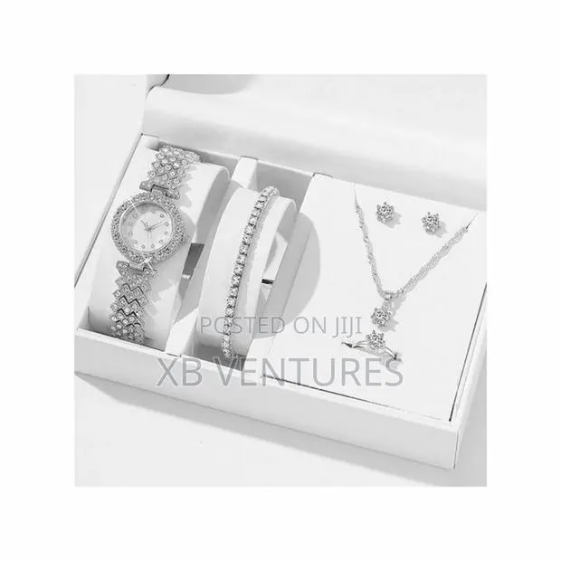 Elegant Silver Jewelry Set for Women · Photo 1