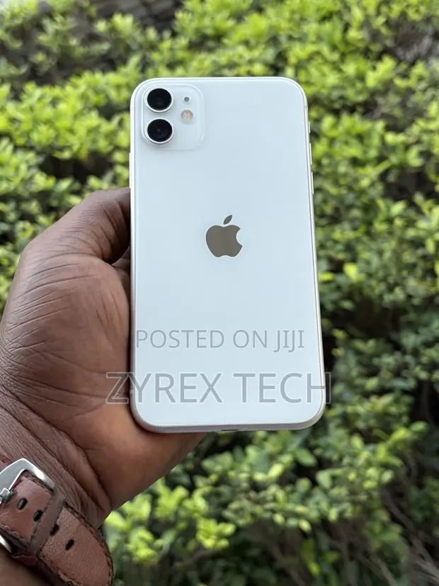 Apple iPhone 11 64 GB White · Photo 1