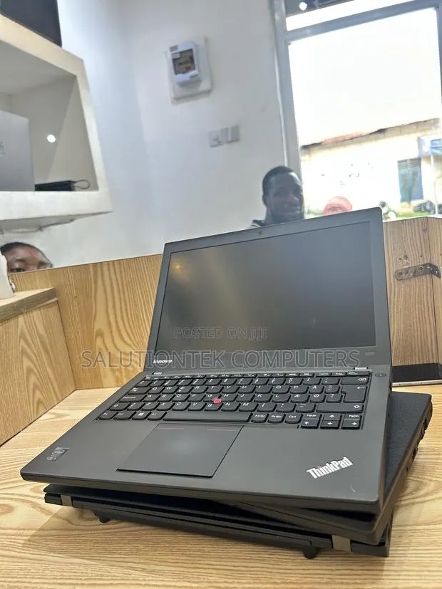 Laptop Lenovo ThinkPad X240 4GB Intel Core i5 HDD 500GB · Photo 1