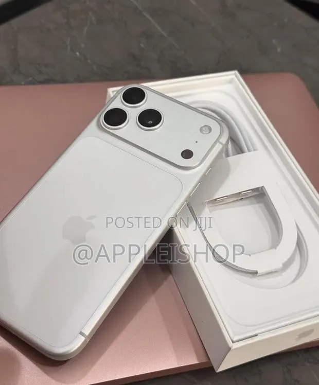Apple iPhone 17 Pro Max 512 GB Silver · Photo 1