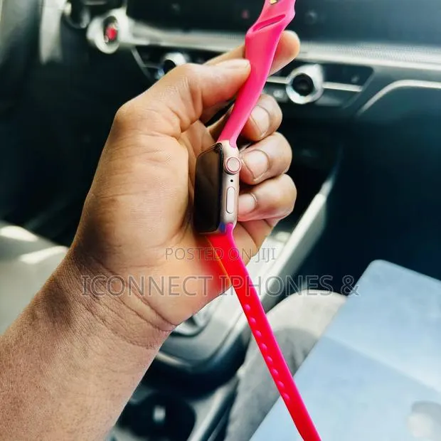 Apple Watch Series 5, 40mm · Photo 1