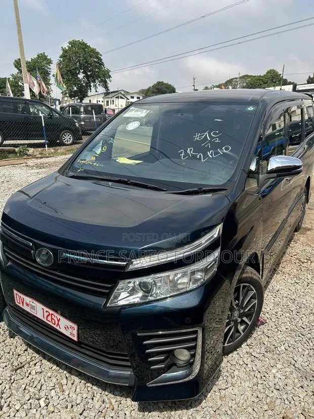 Toyota Voxy 2015 Gray · Photo 1