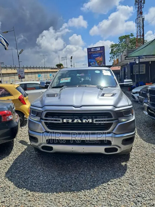 RAM 1500 2022 Silver · Photo 1