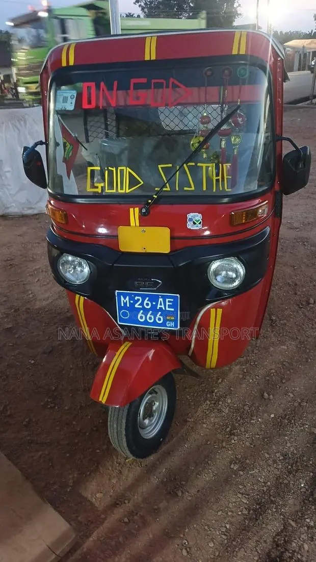 Bajaj RE 2026 Red · Photo 1