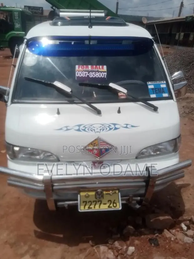 Hyundai H-100 2004 White · Photo 1