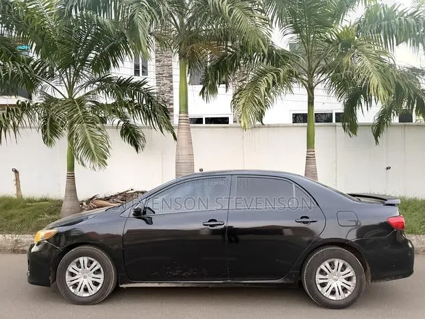 Toyota Corolla LE 4dr Sedan (1.8L 4cyl 4A) 2011 Black · Photo 4