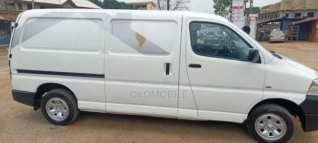 Toyota HiAce 2011 White · Photo 7