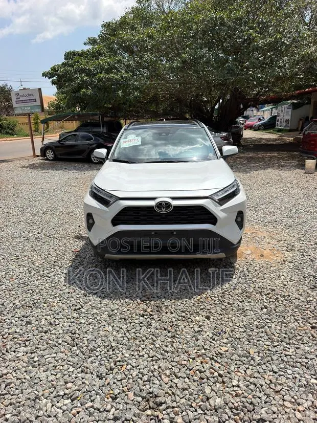 Toyota RAV4 XLE AWD 2023 White · Photo 1