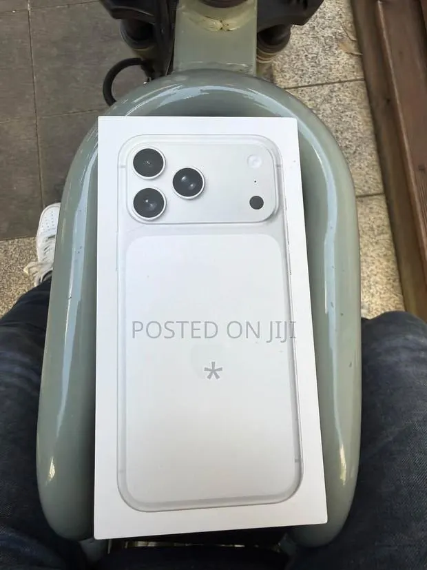 Apple iPhone 17 Pro Max 256 GB Silver · Photo 1