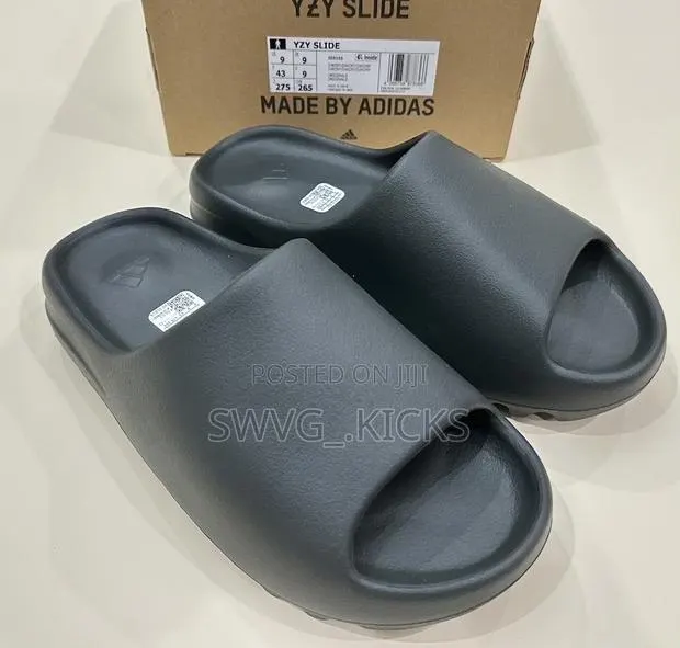 Adidas Yeezy Slides Flax and Dark Onyx · Photo 1