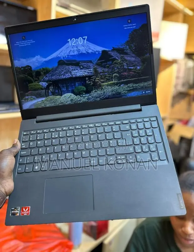 New Laptop Lenovo 8GB AMD Ryzen 3 SSD 256GB · Photo 1