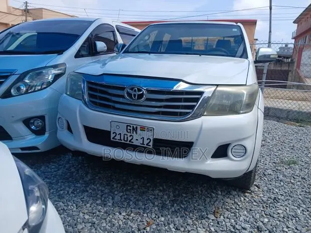 Toyota Hilux 2012 White · Photo 1