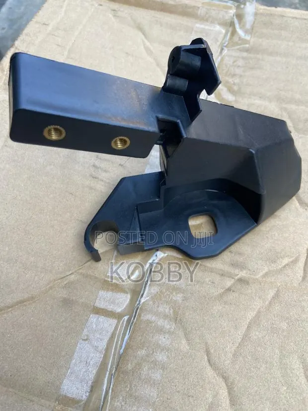 Benz C300 / 205 Head Light Seat /Lamp Holder / Lamp Bracket · Photo 1
