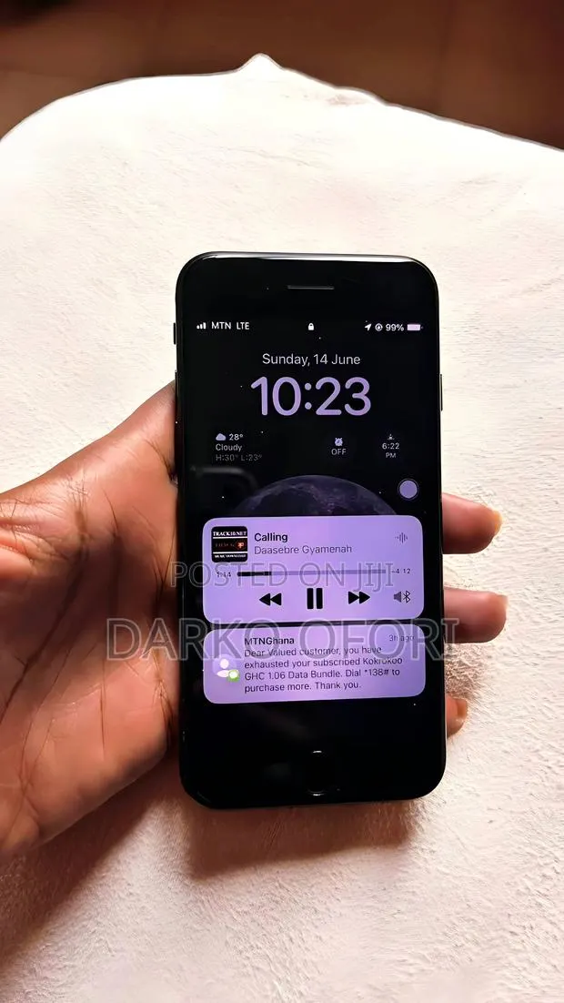 Apple iPhone SE (2020) 64 GB Black · Photo 1