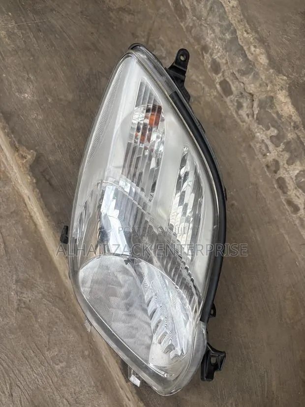 Toyota Vitz 2010 Headlight With Booster · Photo 1