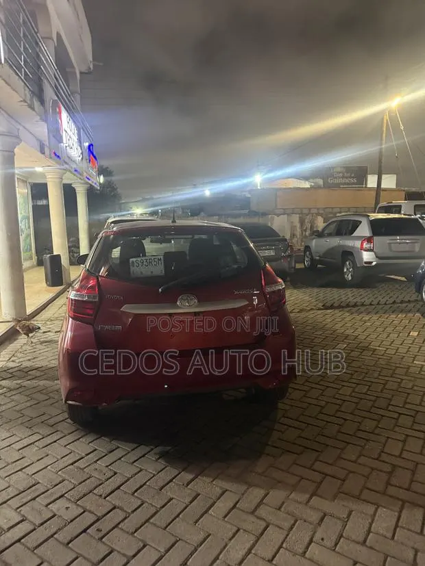 Toyota Yaris L Hatchback 5dr 2018 Burgundy · Photo 1