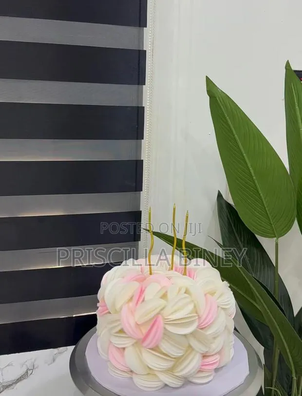 Vanilla and Strawberry Wafer Cake · Photo 1