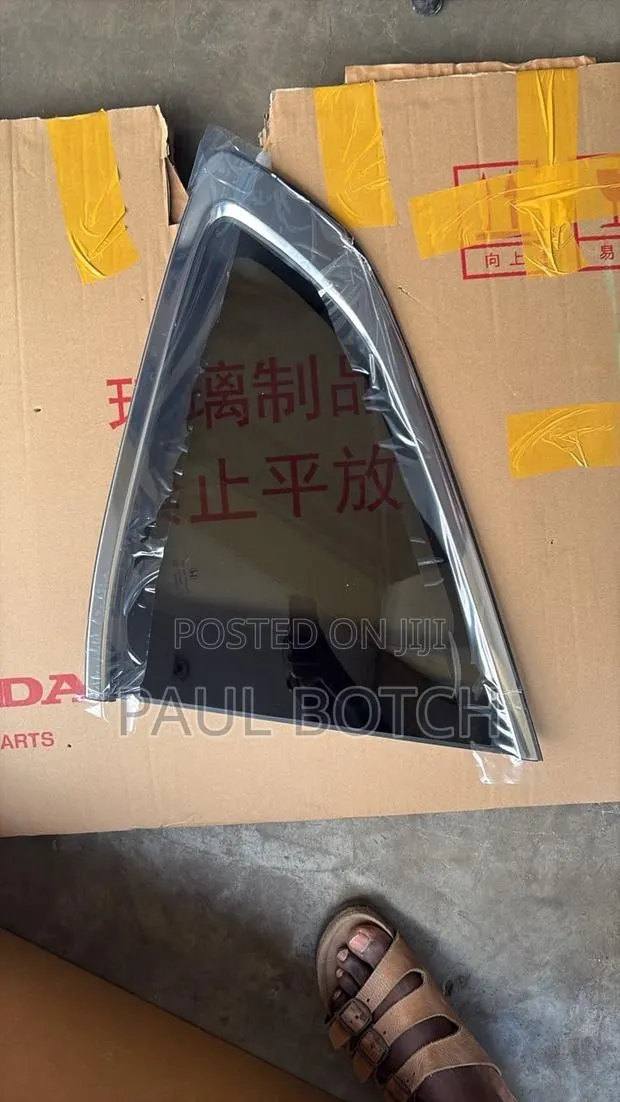 2017,2018,2019,2020,2021,2022 Honda CR-V Body Vent Quarter Glass · Photo 1