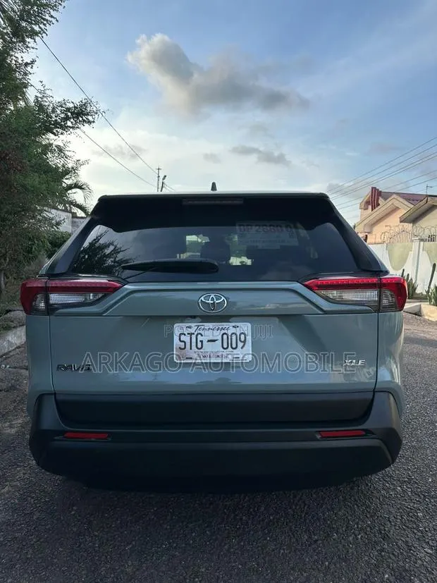 Toyota RAV4 XLE Premium 2021 Green · Photo 1
