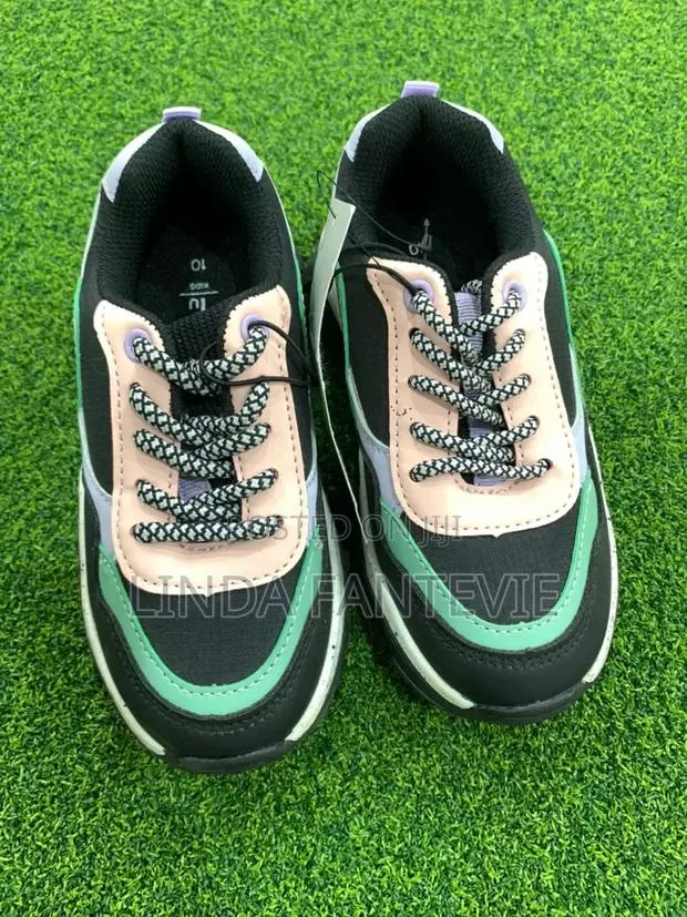 TU Kids Shoe · Photo 1
