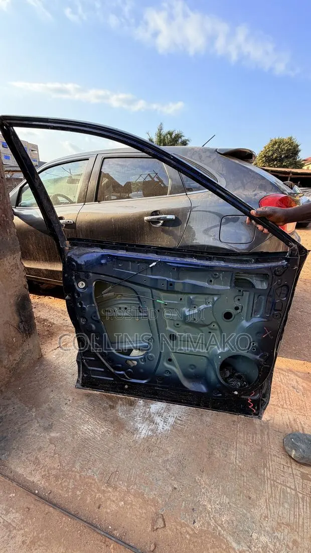 Toyota RAV4 Empty Door Left Driver Side · Photo 1