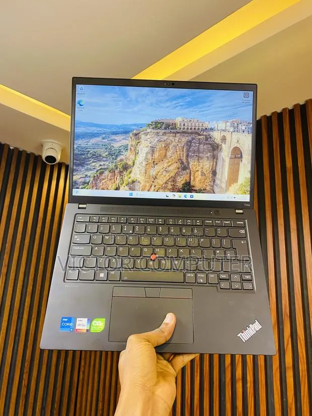 Laptop Lenovo ThinkPad T14s G4 16GB Intel Core i5 SSD 256GB · Photo 1