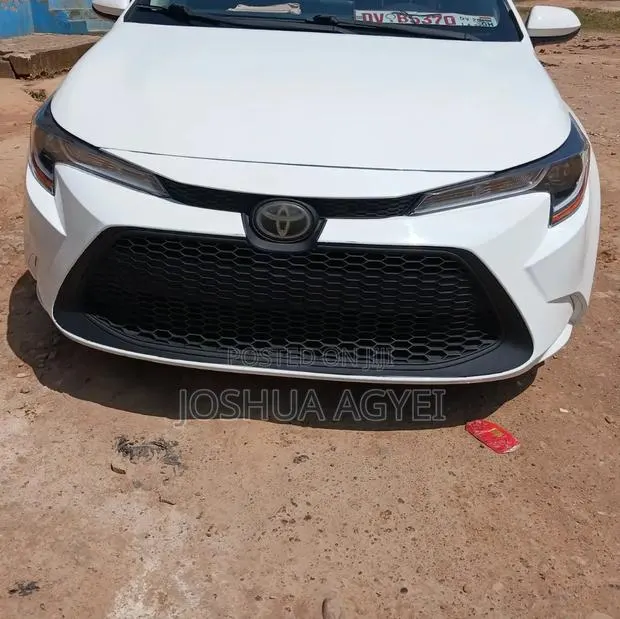 Toyota Corolla LE 2021 White · Photo 1