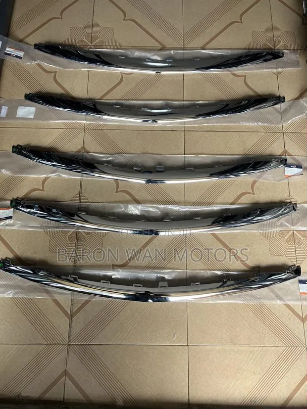 W213 Front Bumper Shinning Old Type Big and Small · Photo 1