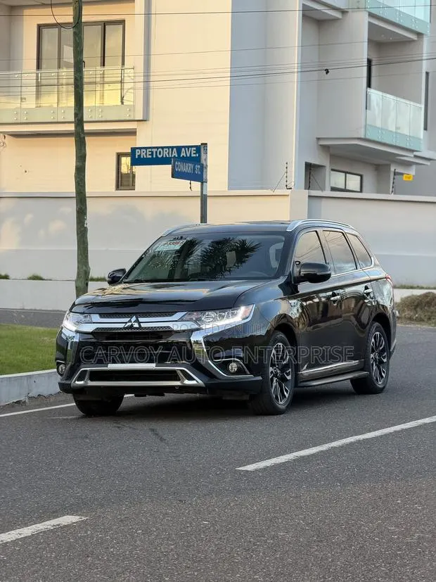Mitsubishi Outlander 2.0 PHEV AWD 2018 Black · Photo 1