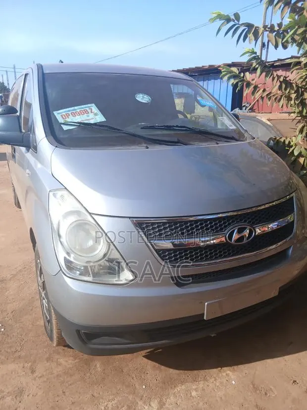 Hyundai H1 2011 Silver · Photo 1
