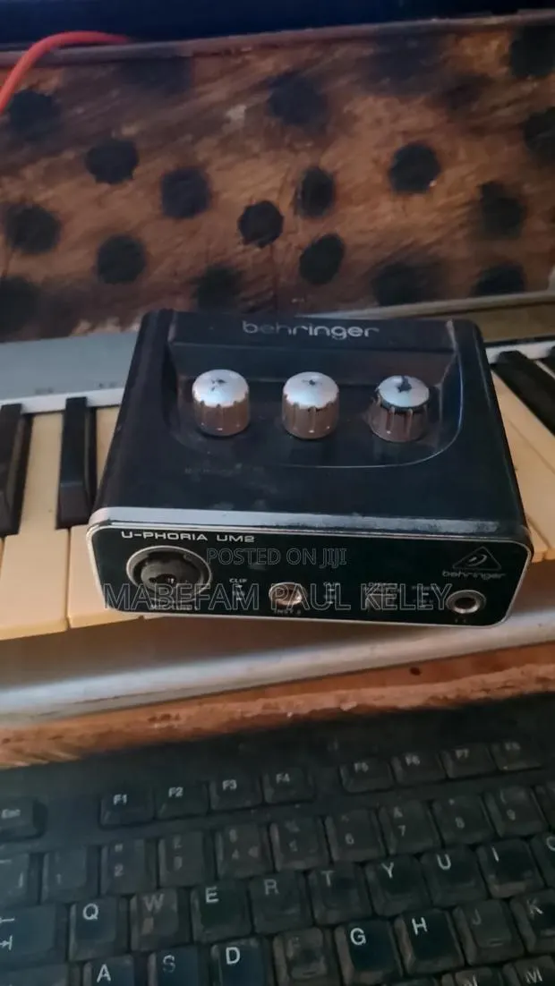 Beringer Sound Card and Lead Guitar · Photo 1