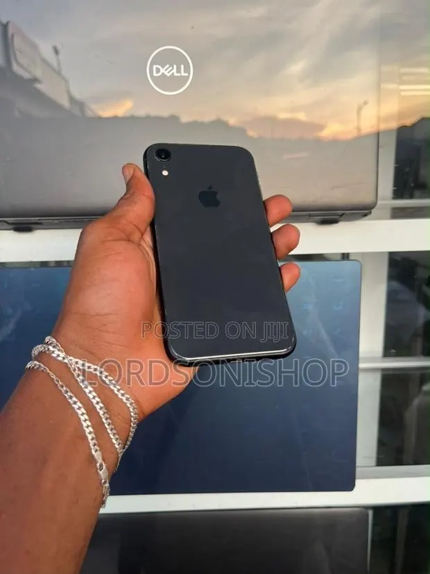 Apple iPhone XR 128 GB Black · Photo 1
