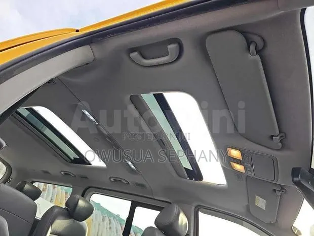 Hyundai Starex 2015 Yellow · Photo 1