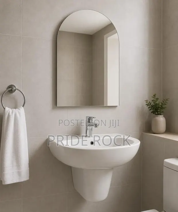 Short Stand Basin With Mixture Tap and Mirror · Photo 1