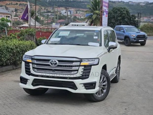 Toyota Land Cruiser 2022 White · Photo 1
