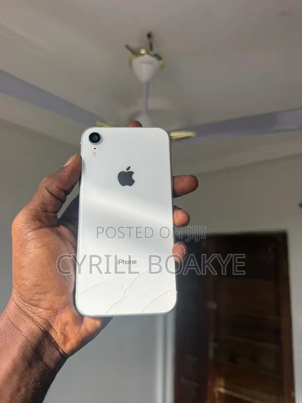 Apple iPhone XR 64 GB White · Photo 1