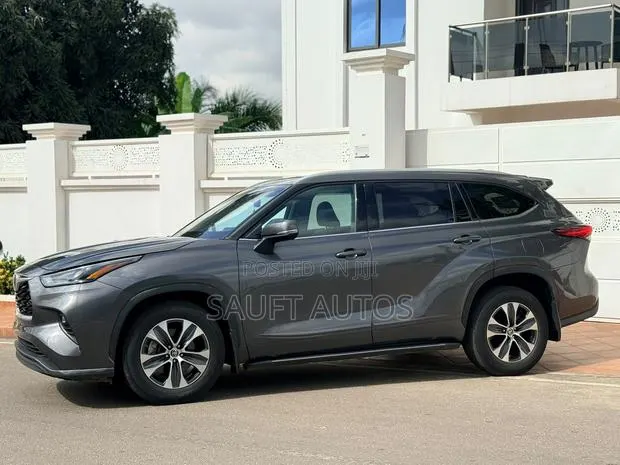 Toyota Highlander XLE 2022 Silver · Photo 1