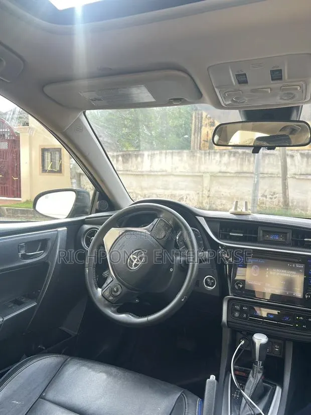 Toyota Corolla 2017 Gray · Photo 1